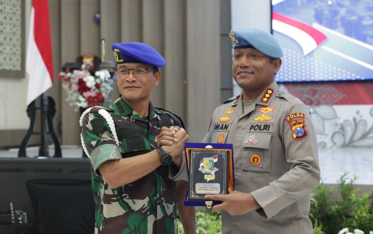 Kabid Propam Polda Jatim Kombes Pol Iman Setiawan menerima cenderamata 
