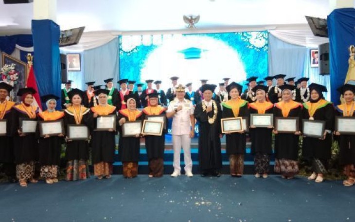 Wisuda Universitas Hang Tuah Surabaya 