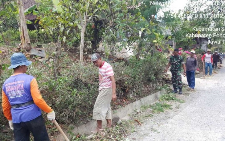 Pembersihan lingkungan di wilayah desa binaan 