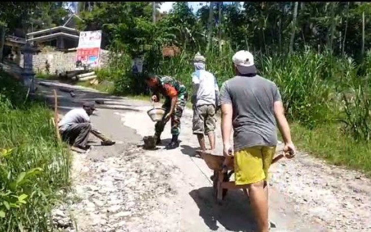 Perbaikan jalan rusak wilayah desa binaan 