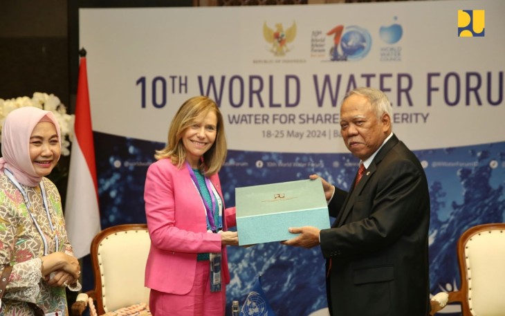 Sekjen WMO PBB Celeste Saulo menerima cenderamata dari Menteri PUPR Basuki di Sofitel Nusa Dua Bali, Minggu (19/5)