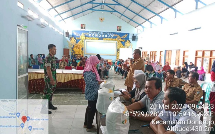 Suasana pendistribusian beras warga desa binaan 