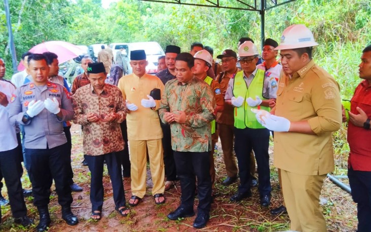 Bupati Roby Lakukan Peletakan Batu Pertama dan Doa Bersama Pembangunan Jembatan Bukit Batu-Parit Bugis 