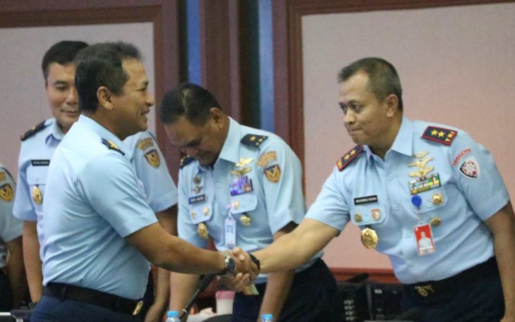 Kasau Marsekal TNI Mohamad Tonny Harjono saat menyalami Pangkoopsud I 