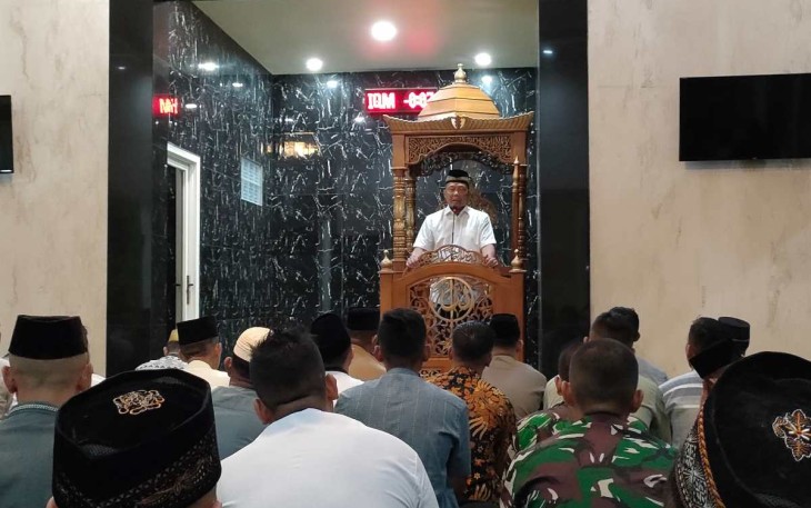 Pangdivif 2 Kostrad Mayjen TNI Anton Yuliantoro saat memberikan kultum usai sholat subuh berjamaah di masjid Baitul Muttaqin Menarmed 2 Kostrad, Selasa (21/5)