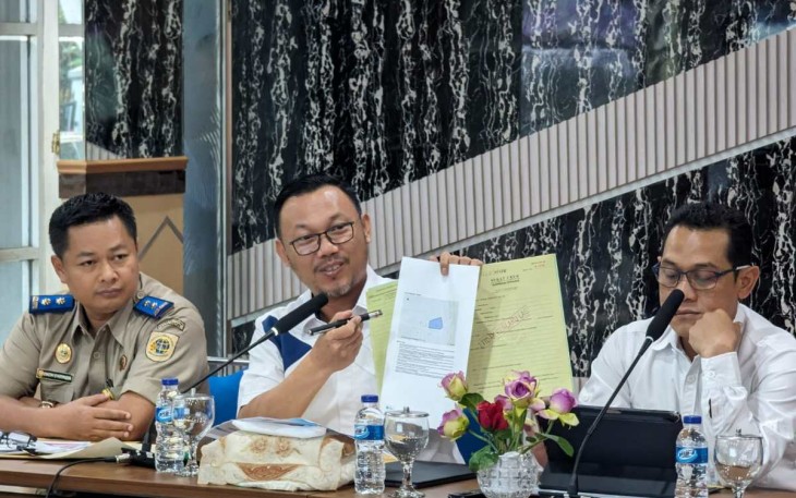 Kepala BPN Kota Depok Indra Gunawan didampingi Kepala Seksi Survei dan Pemetaan Yoga Munawar dan Kepala Seksi Penetapan Hak dan Pendaftaran Dindin Saripudin, memberikan sosialisasi implementasi kantor elektronik, Selasa 21 Mei 2024. 