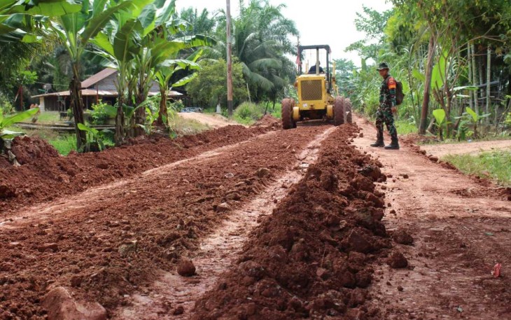 Pengerjaan badan jalan di desa Selat Beting 