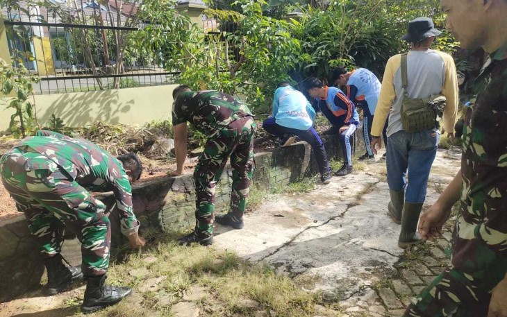 Kerja bakti bersihkan lingkungan sekolah