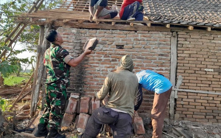 Bantu renovasi rumah warga desa binaan 