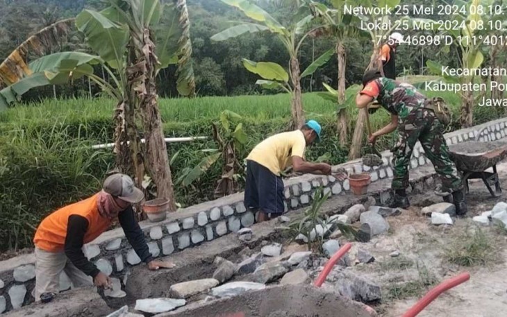 Kerja bakti bangun saluran air di wilayah desa binaan 