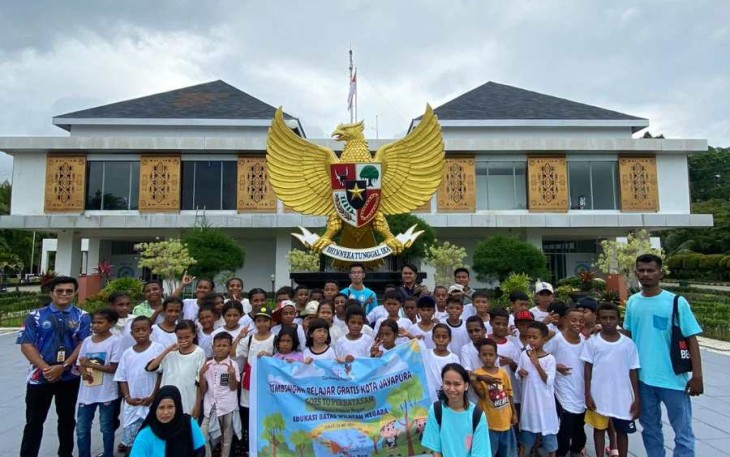 Komunitas Bimbel Gratis "Cerdasnya Papua"
