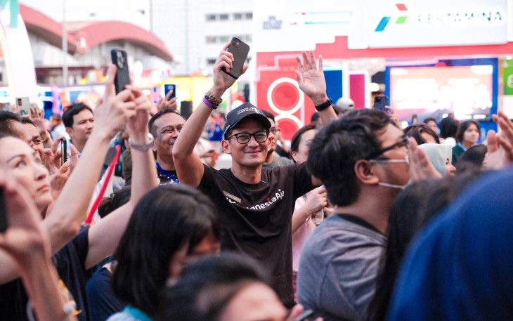 Menparekraf Sandiaga Uno berbaur saat menikmati BNI Java Jazz Festival 2024 di JIExpo Kemayoran Jakarta 