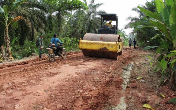 Peningkatan badan jalan desa Selat Beting 