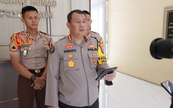 Kabid Humas Polda Jatim Kombes Dirmanto saat memberikan keterangan pers 