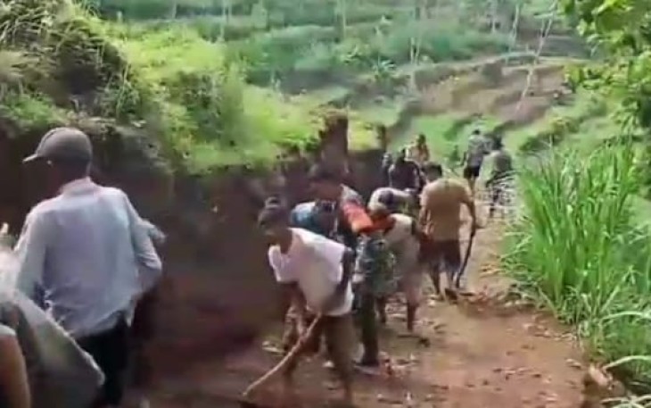 Kerja bakti permudah akses jalan persawahan
