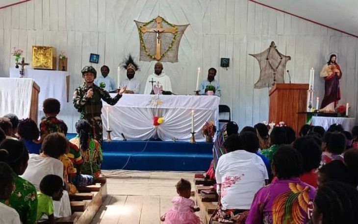 Ibadah Minggu Prajurit Satgas Yonif 509 Kostrad 