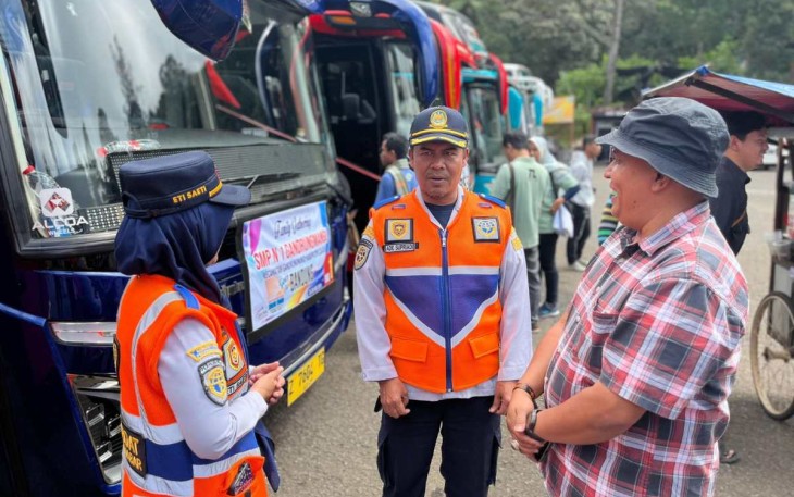 Pengawasan bus pariwisata di lokasi wisata 