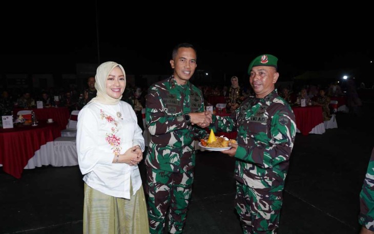 Pangdam IX Udayana Mayjen TNI Bambang Trisnohadi saat memberikan nasi tumpeng syukuran HUT ke 67 Kodam Udayana 