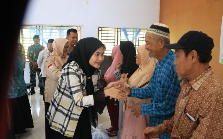 Bersama Baznas Ketua TP PKK Bintan Hafizah Kembali Distribusikan Paket Sembako Dhuafa dan Stunting 