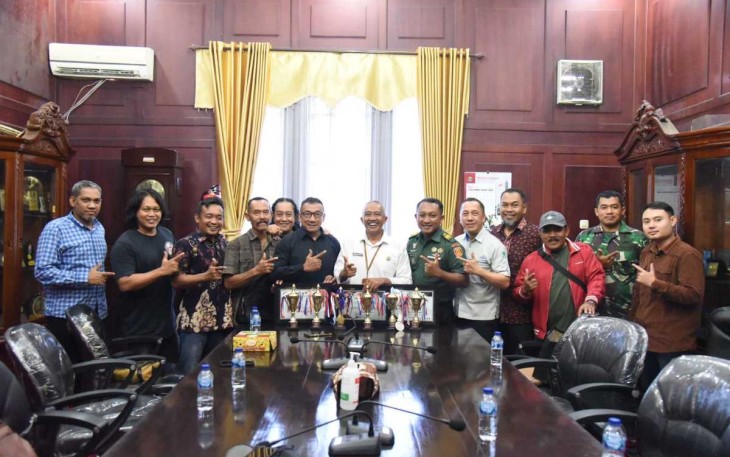 Sekda Kota Malang Erik Setyo Santoso bersama atlet Perbakin Kota Malang, Rabu (29/5)