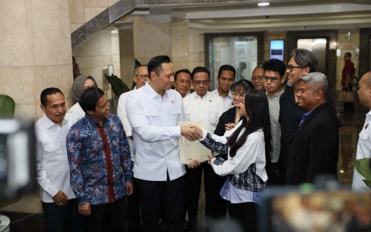 Menteri ATR/BPN Agus Harimurti Yudhoyono saat menyerahkan sertipikat tanah keluarga Nirina Zubir di Jakarta, Rabu (29/5)