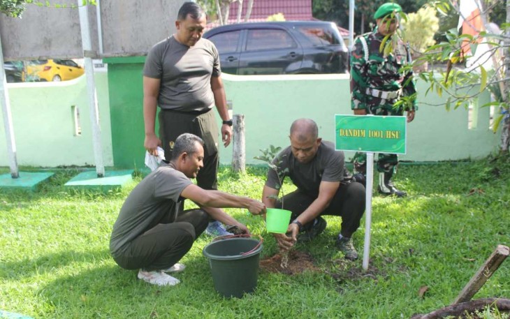 Dandim 1001/HSU-BLG Letkol Kav Gunantyo Ady Wiryawan saat tanam pohon serentak, Jum'at (31/5)