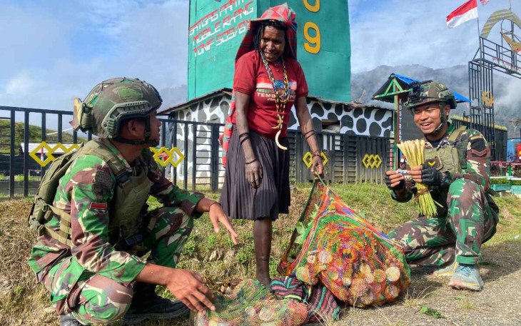 Kebersamaan itu sederhana dengan program Rosita Satgas Yonif 509 Kostrad