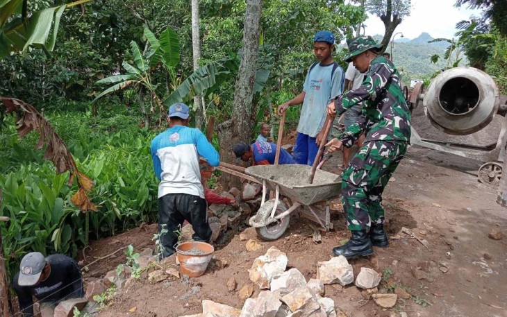 Bantu warga bangun talud di wilayah desa binaan 