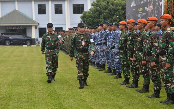 Kaskoopsud I Marsma TNI Daan Sulfi pengecekan pasukan latihan Jalak Sakti, Senin (3/6)