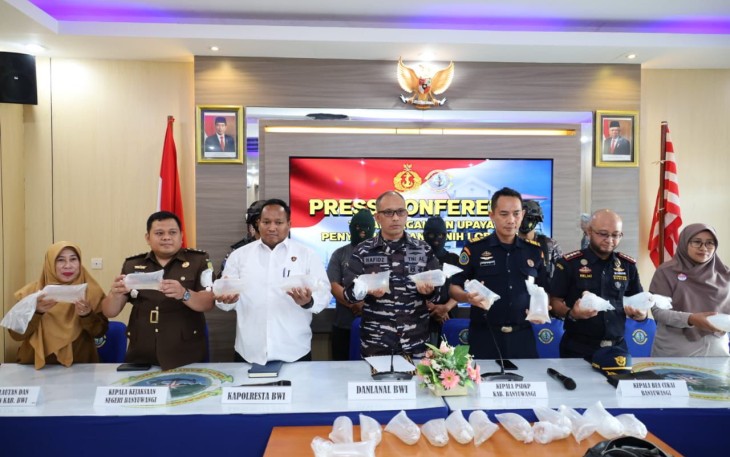 Danlanal Banyuwangi Letkol Laut (P) Hafidz saat konferensi pers 