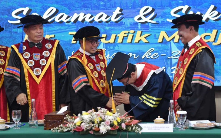 Mendes PDTT Abdul Halim Iskandar memberikan ucapan selamat promosi doktor Sekjen Taufik Madjid di kampus IPDN Jakarta, Selasa (4/6)