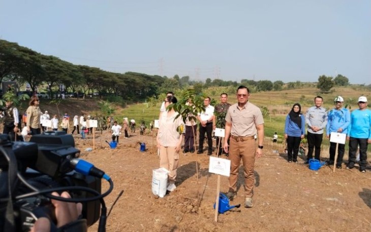 Menteri ATR/Kepala BPN Agus Harimurti Yudhoyono atai AHY yang didampingi Pembina IKAWATI Kementerian ATR/BPN, Annisa Pohan Yudhoyono. melakukan penanaman 100.000 pohon secara serentak se-Indonesia, Rabu (5/6)