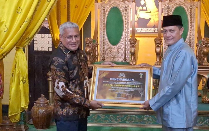 Kepala BNN RI Marthinus Hukom menerima penghargaan Sultan Pontianak 