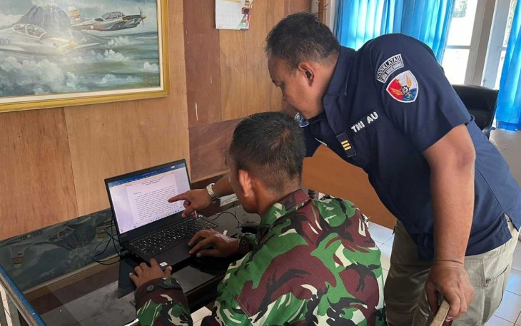 Kaurjarah Lanud SMO Kapten Sus Teguh P saat memberikan bimbingan siswa Setukpa A-30