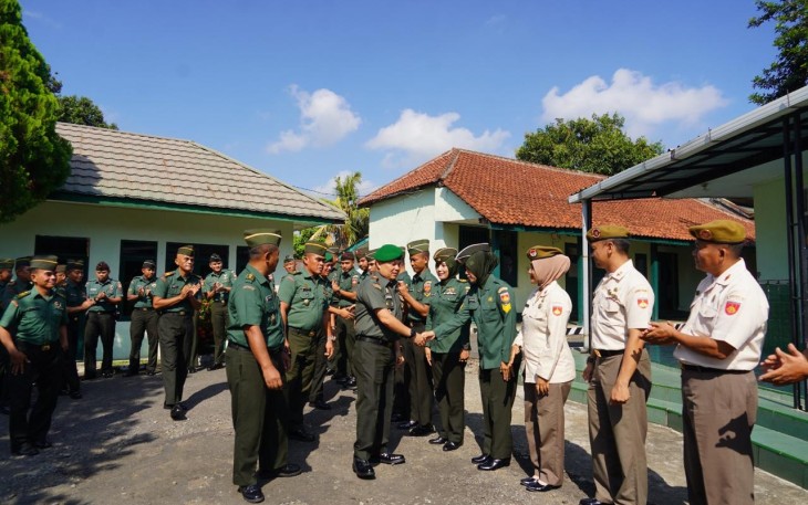 Danrem 071 Wijayakusuma Kolonel Inf Jamaluddin saat menyalami prajuritnya 
