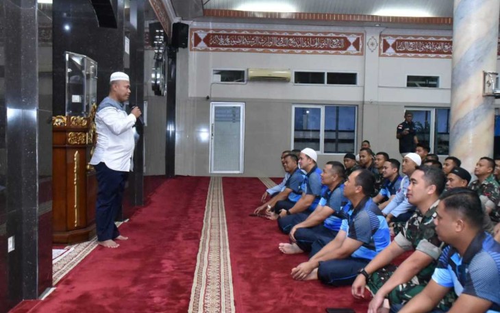 Ceramah agama usai sholat subuh berjamaah personel lanud Husein Sastranegara Bandung, Jum'at (7/6)