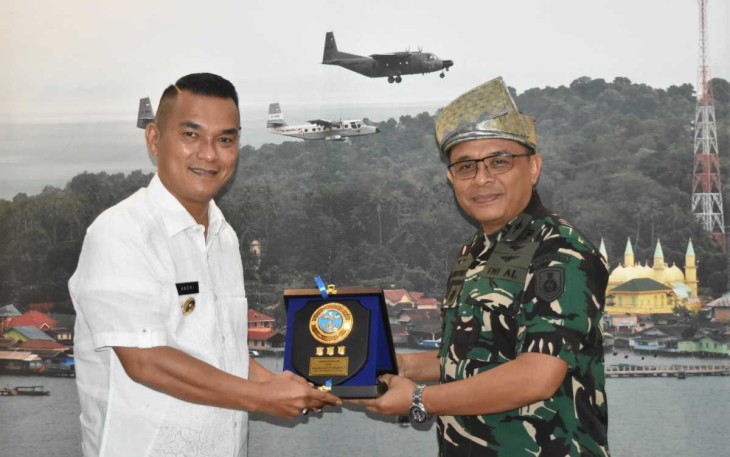 Pj Walikota Tanjungpinang saat menerima cenderamata 