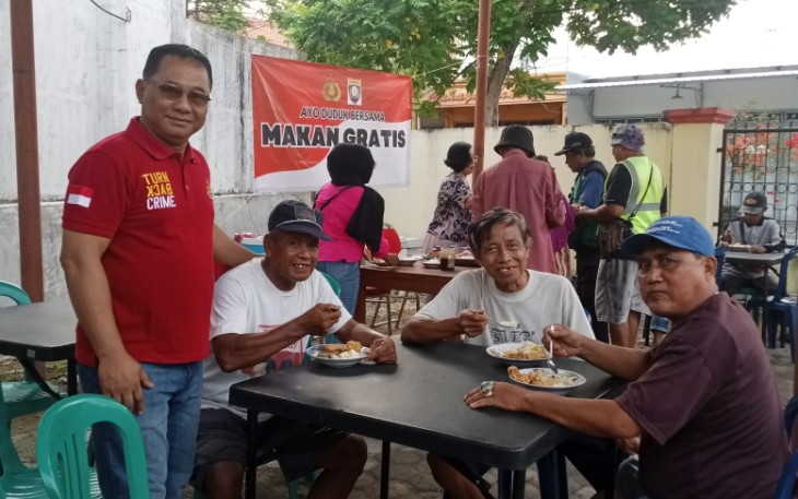 Kapolsek Cepu Kompol Agus Priyo Hatmoko, S.H, S.Th bersama masyarakat dan tukang becak saat acara sarapan gratis di Mapolsek Cepu, Sabtu (8/6/2024)