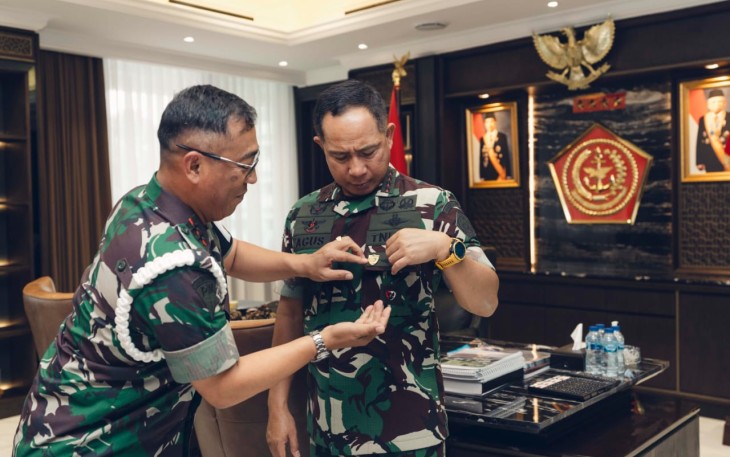 Panglima TNI Terima Pin Gajah Mada Sebagai Simbol Warga Kehormatan Puspomad 