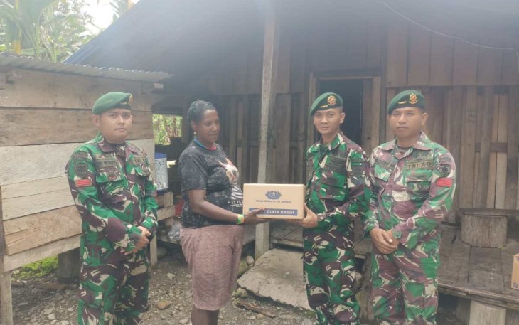 Bagikan paket sembako warga perbatasan 