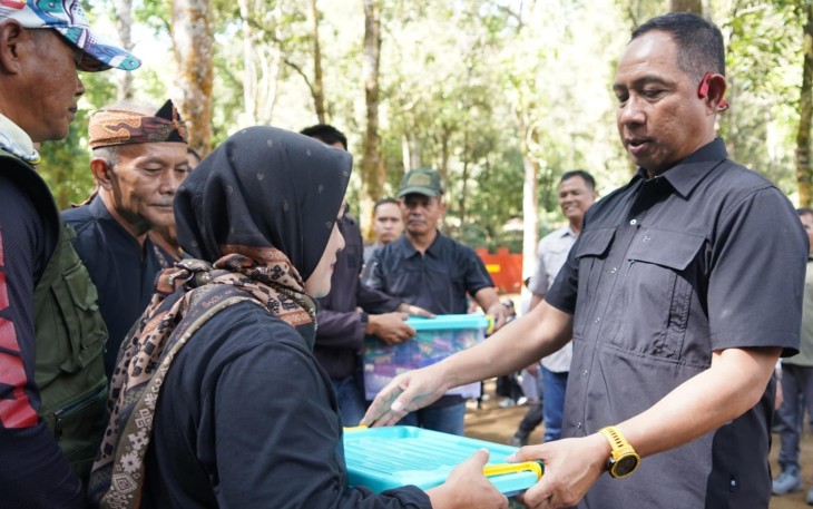 Panglima TNI memberikan bantuan sosial kepada masyarakat sekitar Desa Cikahuripan. 