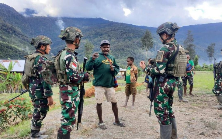 Satgas Yonif 509 Kostrad bersama warga kampung Titigi