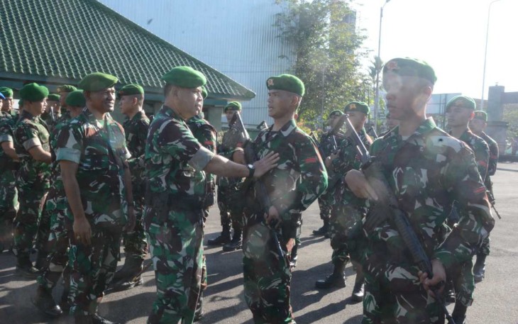 Danrem 032/Wbr Brigjen TNI Wahyu Eko Purnomo saat pengecekan kesiapan prajurit satgas