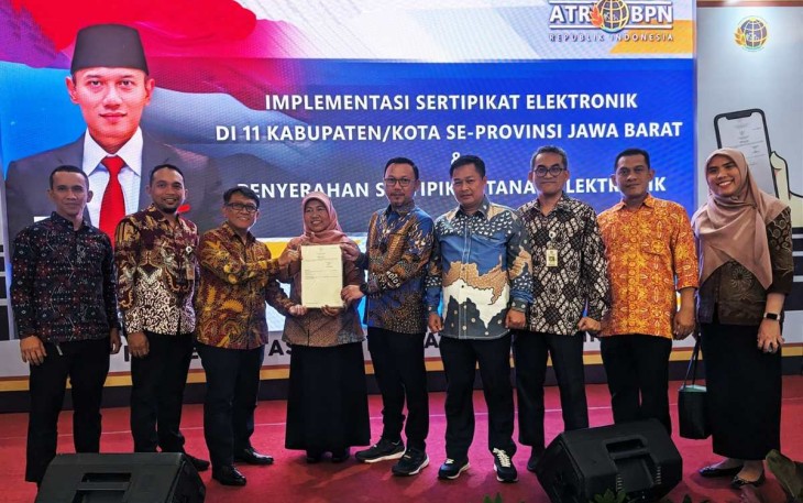 Kepala BPN Kota Depok Indra Gunawan saat menyerahkan sertipikat 
