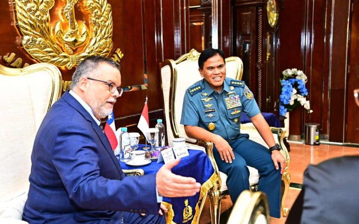 Kasal Laksamana TNI Muhammad Ali saat berbincang dengan Dubes Chili di Mabesal, Jakarta 