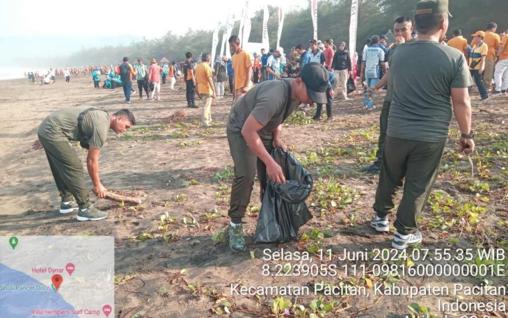 Aksi Bersih Bersih Pesisir