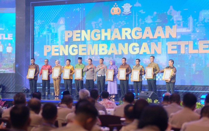 Gubernur Ansar Terima Penghargaan dari Kapolri 