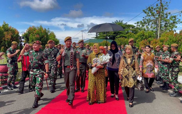 Danpussenarmed Mayjen TNI Putranto Gatot Sri Handoyo saat penyambutan prajurit Yonarmed 18/Buritkang, Kabupaten Berau, Kamis (13/6)