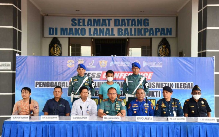 Danlanal Balikpapan Kolonel Laut (P) Edi Kuswanto saat konferensi pers 