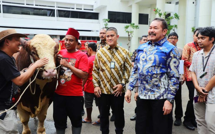 Jaksa Agung RI ST Burhanuddin saat menyerahkan hewan kurban, Jum'at (14/6)